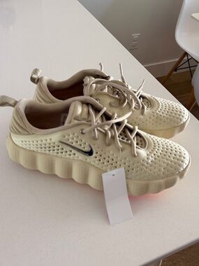 Nike Mind Light Khaki/Desert Khaki/Hyper Crimson/Metallic
Cool Grey